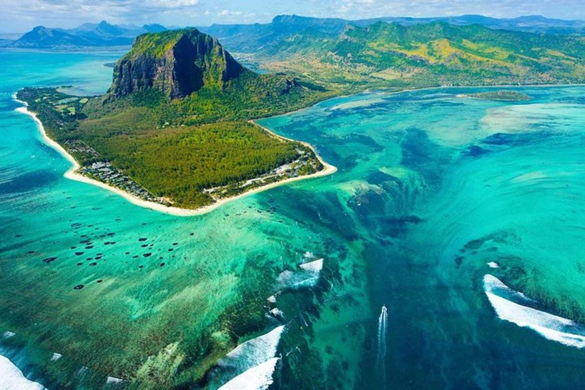 pemandangan udara pulau di lautan
