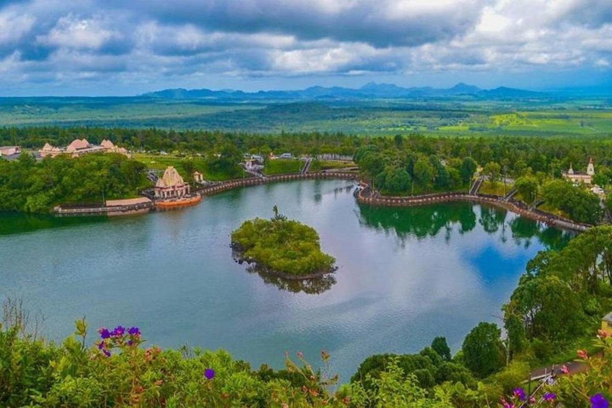 una vista aerea di un fiume con alberi e un ponte