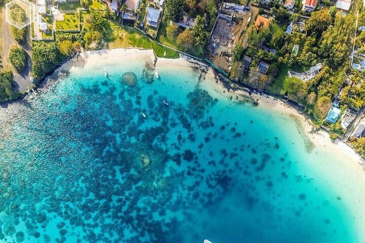 zračni pogled na plažo z modro vodo