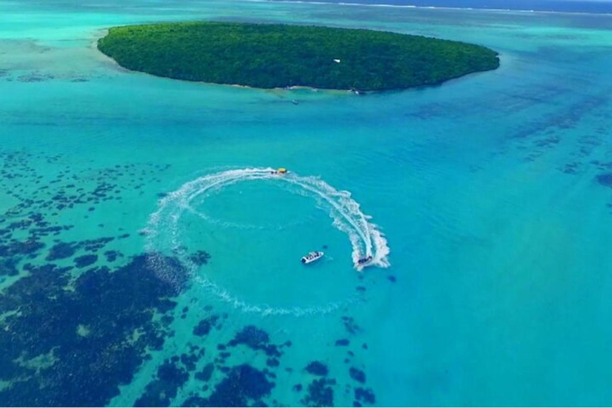 zračni pogled na čoln v oceanu