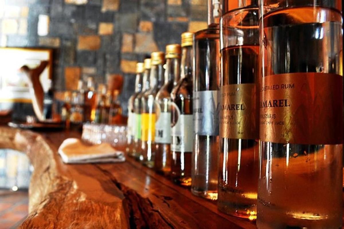 sekumpulan botol wain duduk di bar