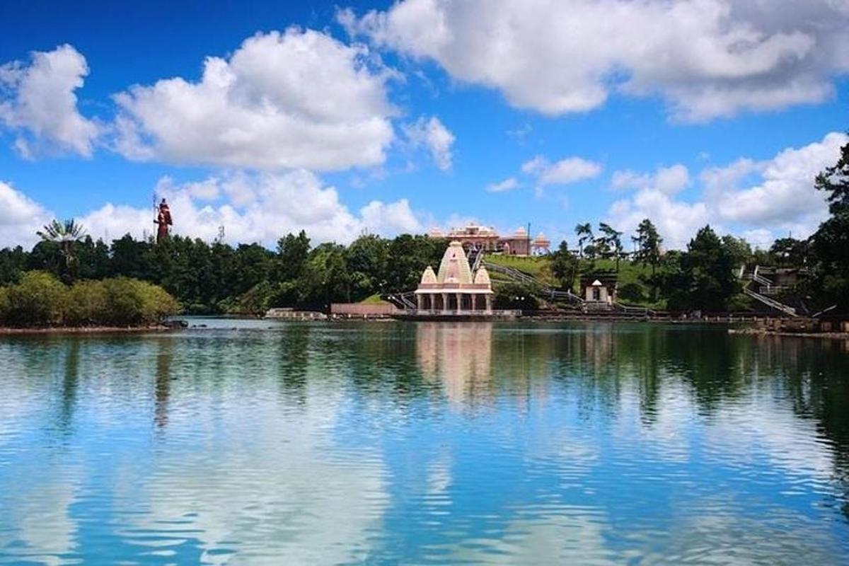 un gran llac amb un edifici al mig