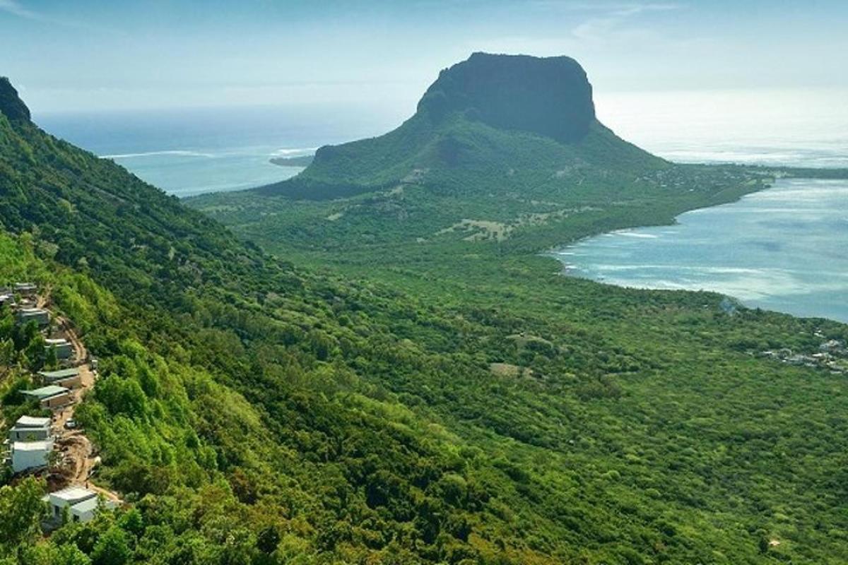 pemandangan udara gunung dan lautan