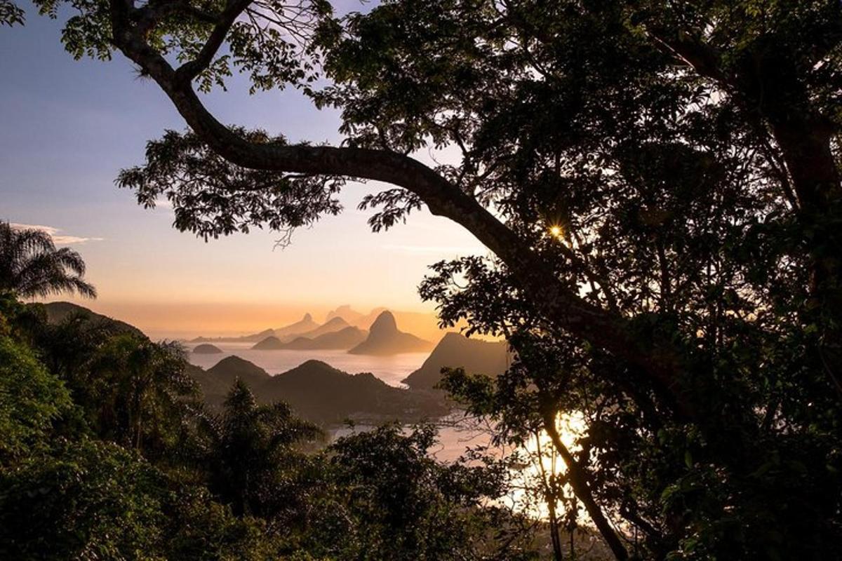 una vista del sole che tramonta su una catena montuosa