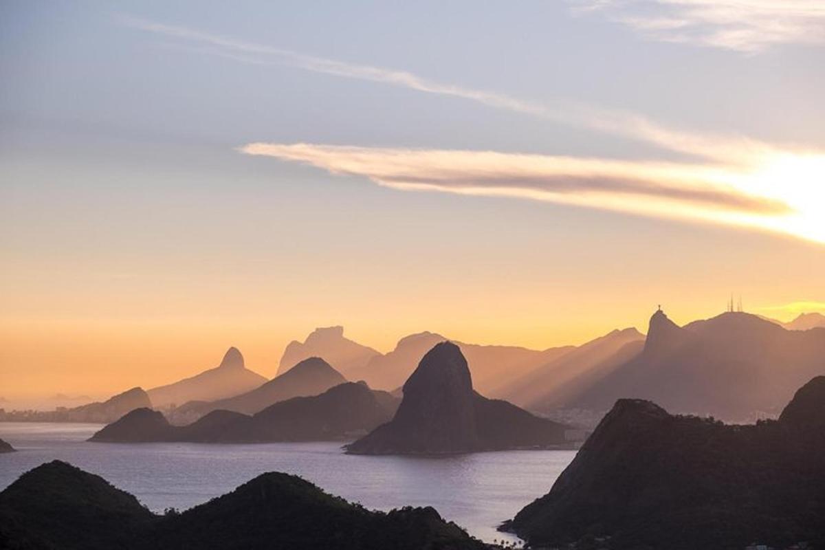 una vista dell'oceano e delle montagne al tramonto