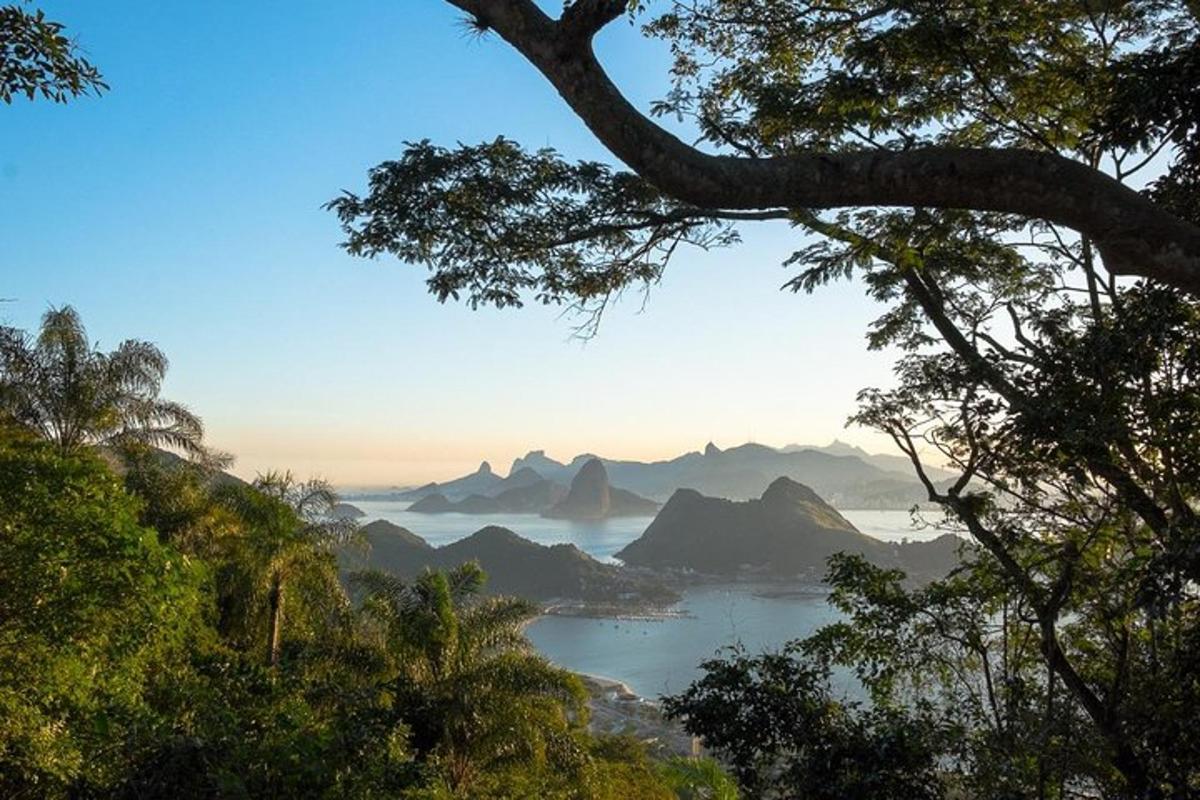 遠くに山々が見える湖の景色