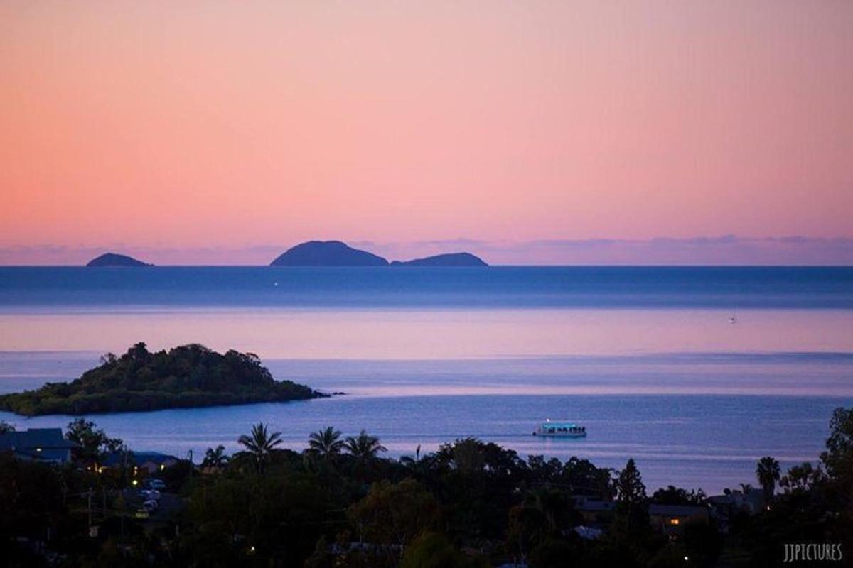 eine Insel mitten im Ozean bei Sonnenuntergang