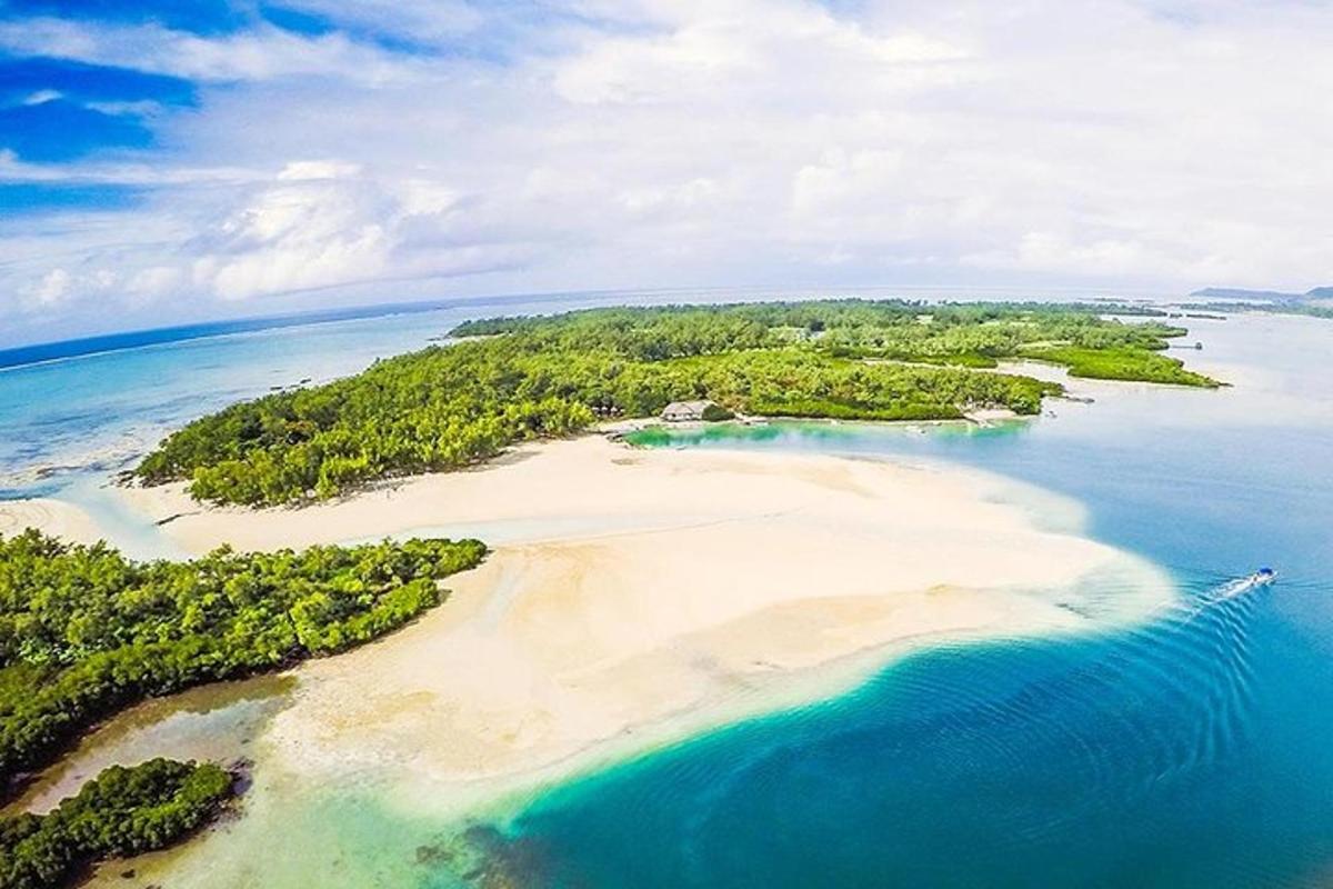 zračni pogled na otok v oceanu