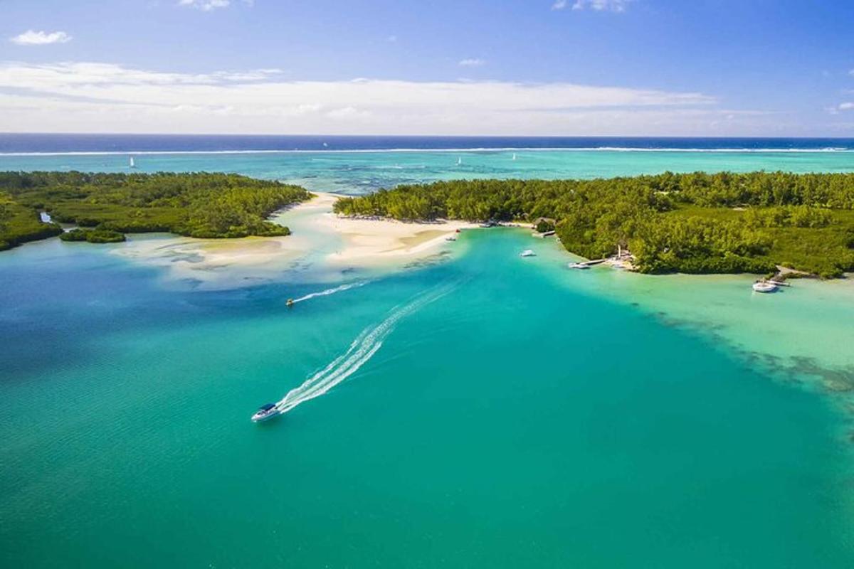 une vue aérienne d'un bateau dans un plan d'eau