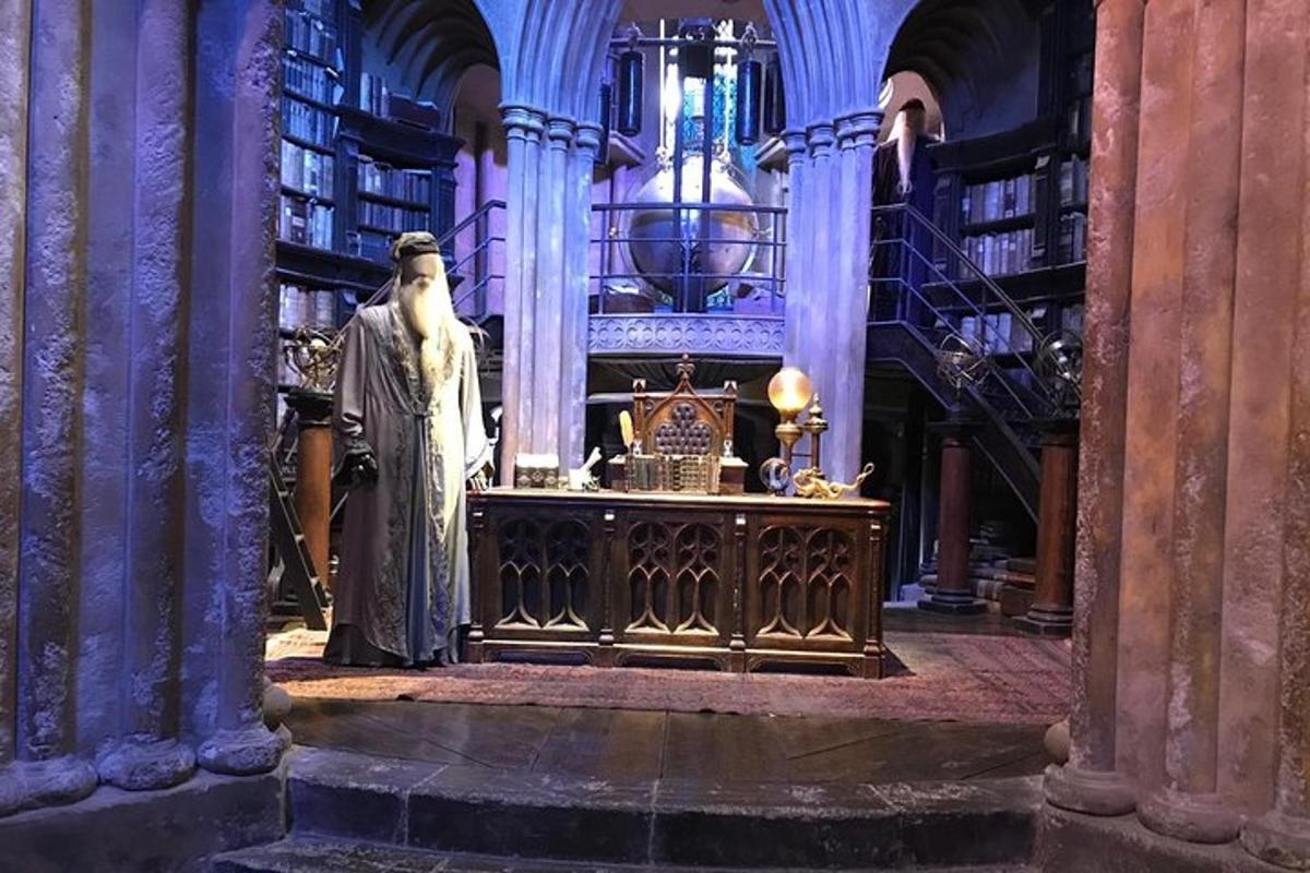 une statue d'un homme debout dans une bibliothèque