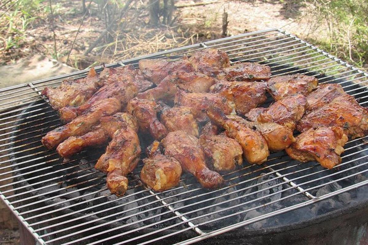 un mucchio di cibo che cuoce su una griglia