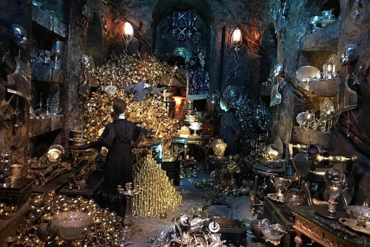 une femme debout dans une pièce remplie de lumières de Noël