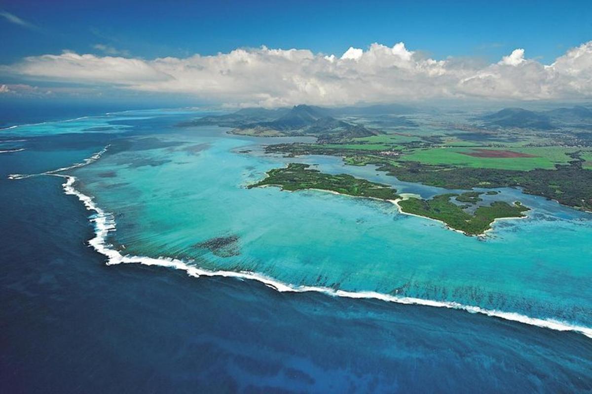 uma vista aérea de uma ilha no oceano