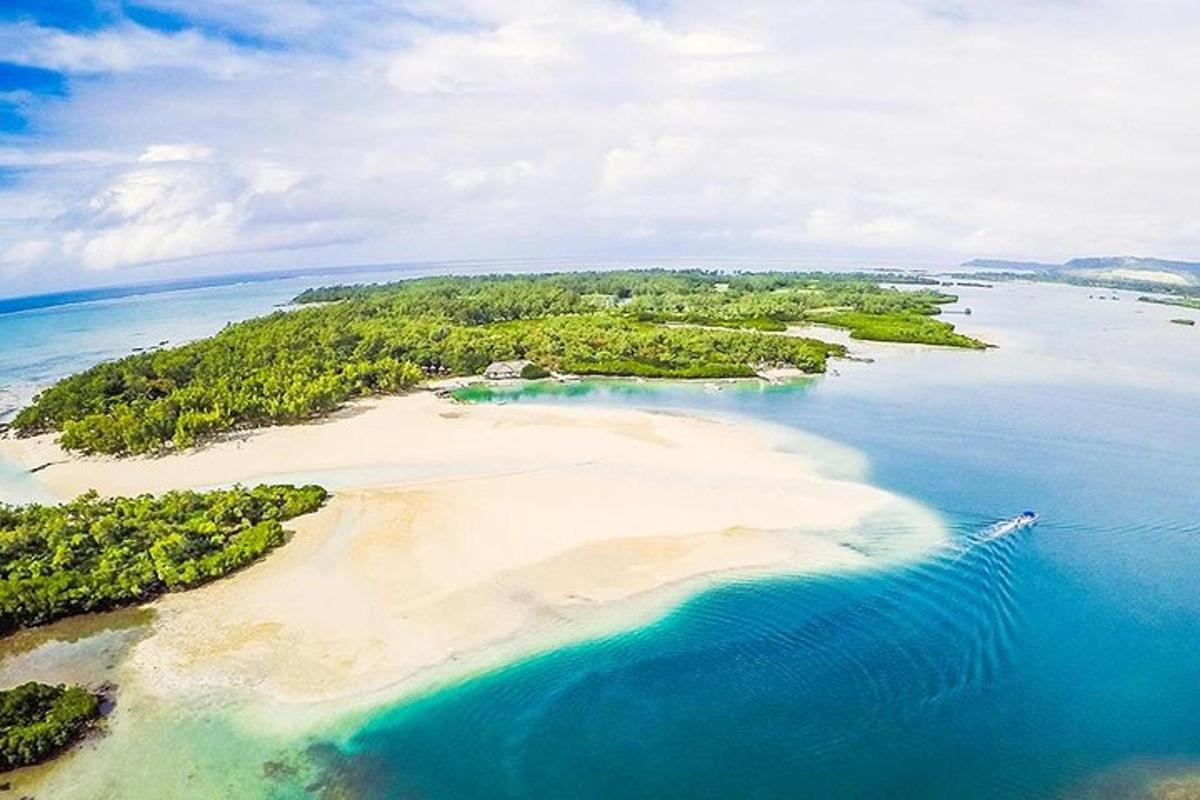 uma vista aérea de uma ilha no oceano