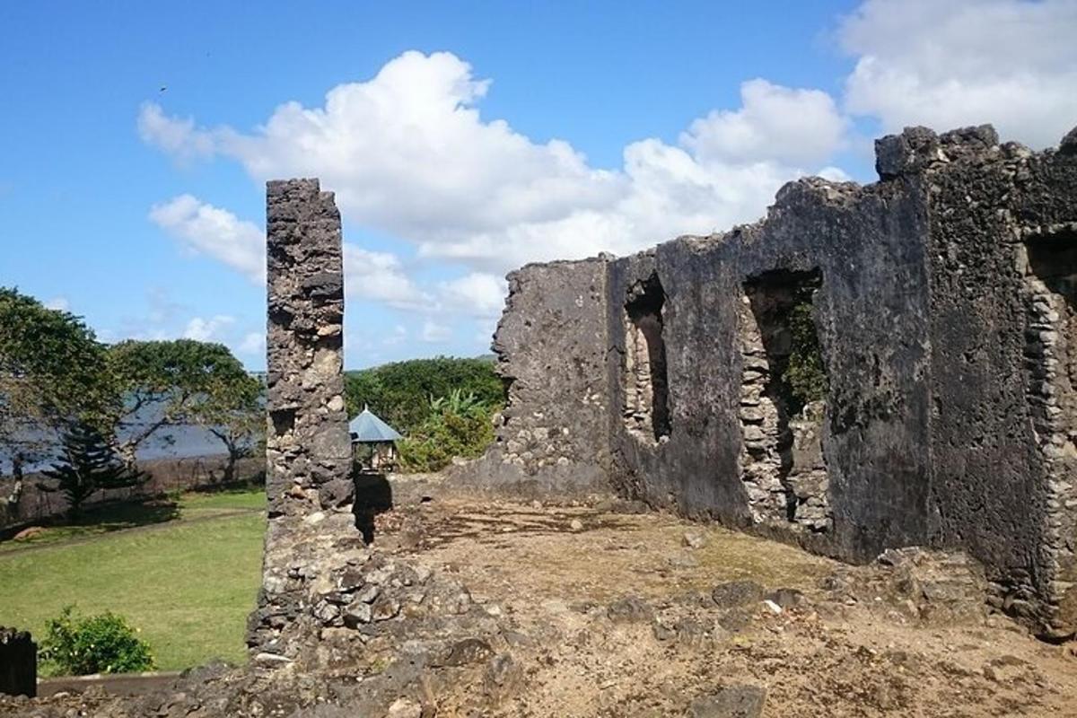 una dona dreta a sobre d'un edifici antic