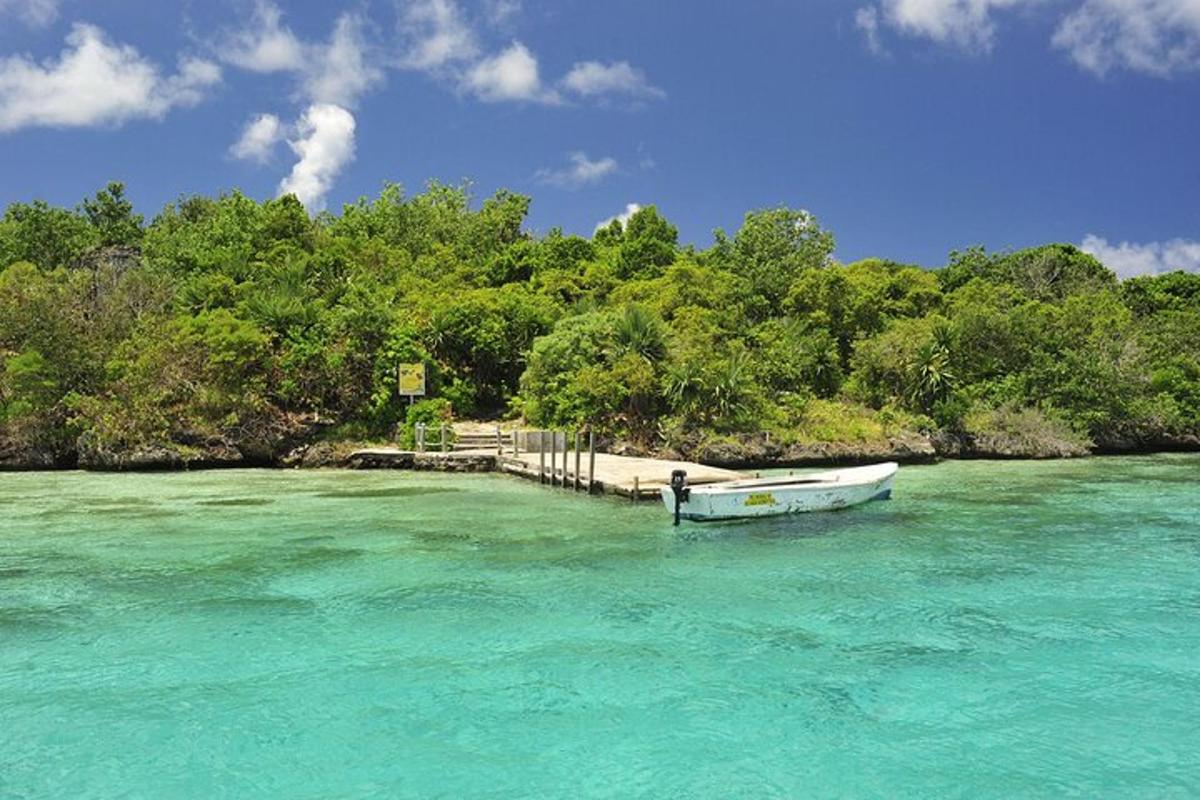 un barco en el agua al lado de una isla
