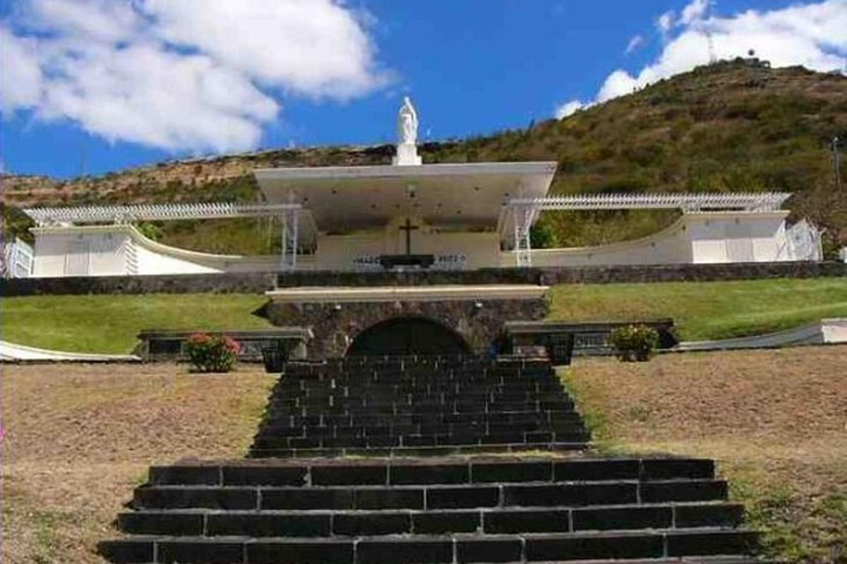un edificio con scale di fronte a una montagna