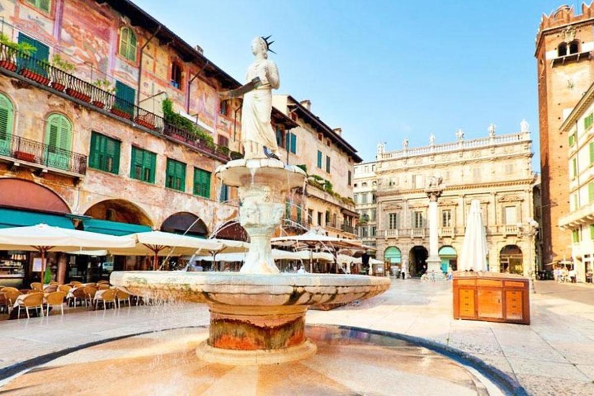 una fontana in mezzo a una strada con edifici