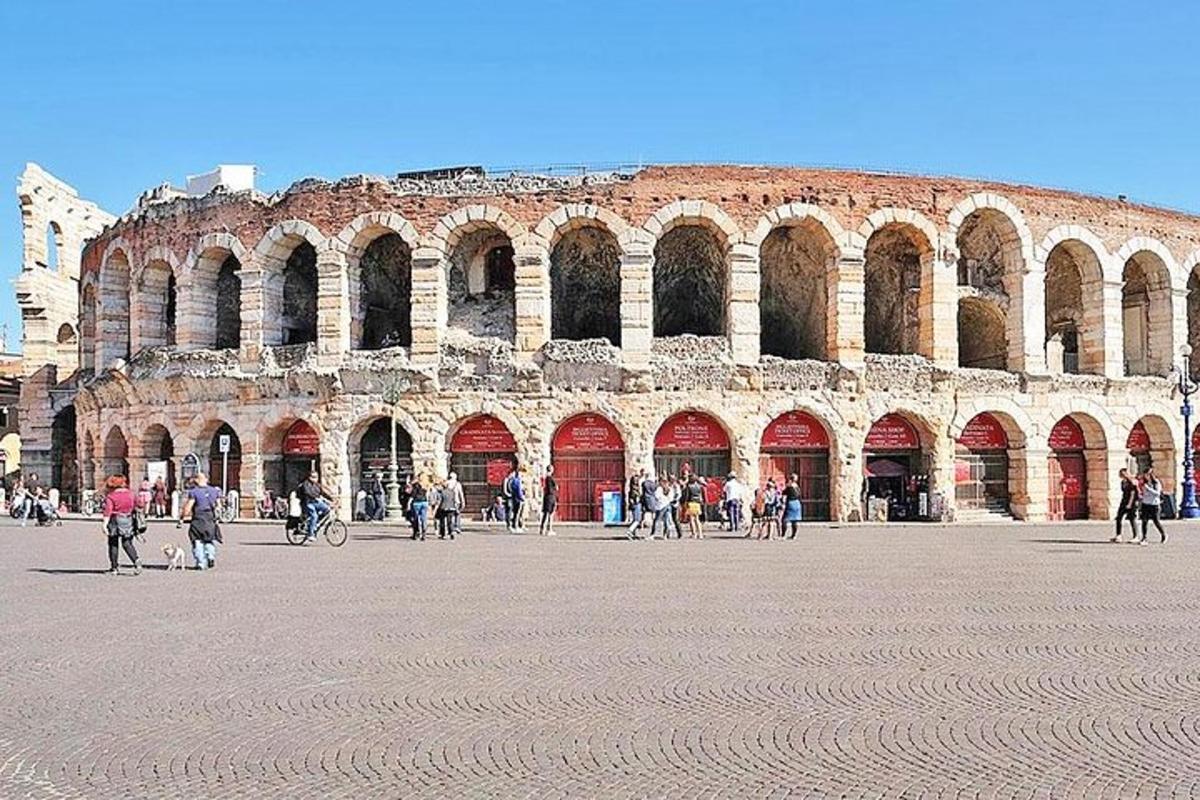 un gruppo di persone in piedi fuori da un grande edificio