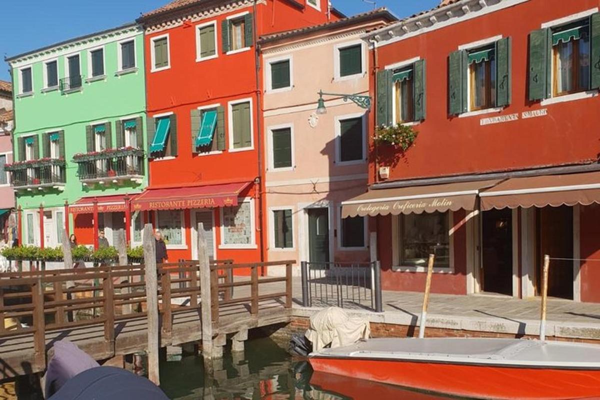 una fila di edifici colorati con una barca in acqua