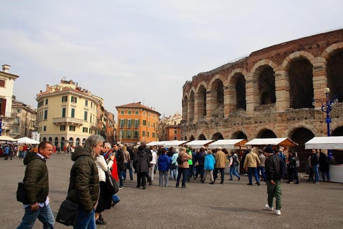 una folla di persone che camminano in una piazza di fronte a un edificio