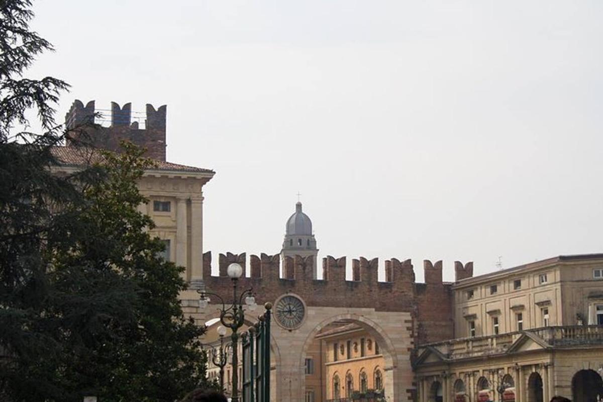 un edificio con un orologio in cima