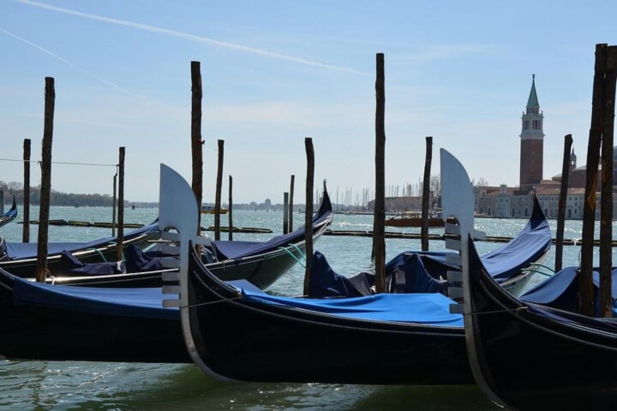 sekelompok gondola di air di samping tiang