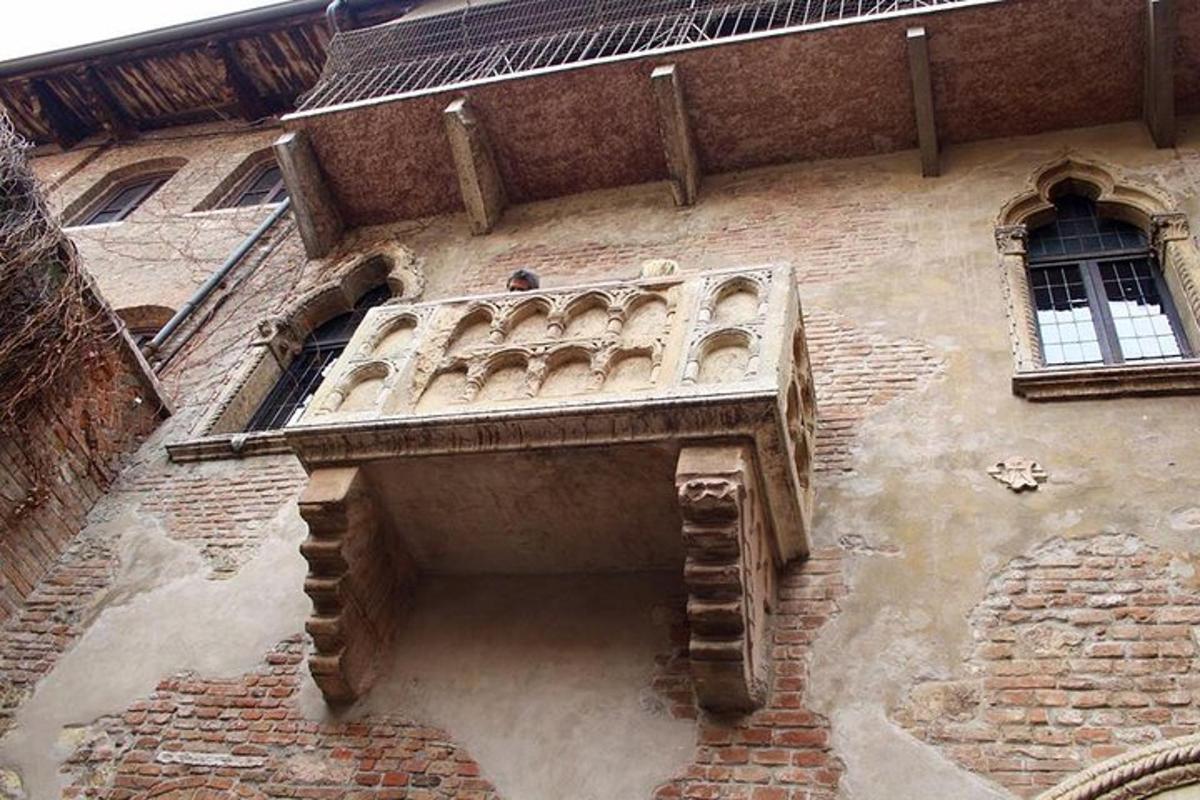 un edificio con un balcone sul lato