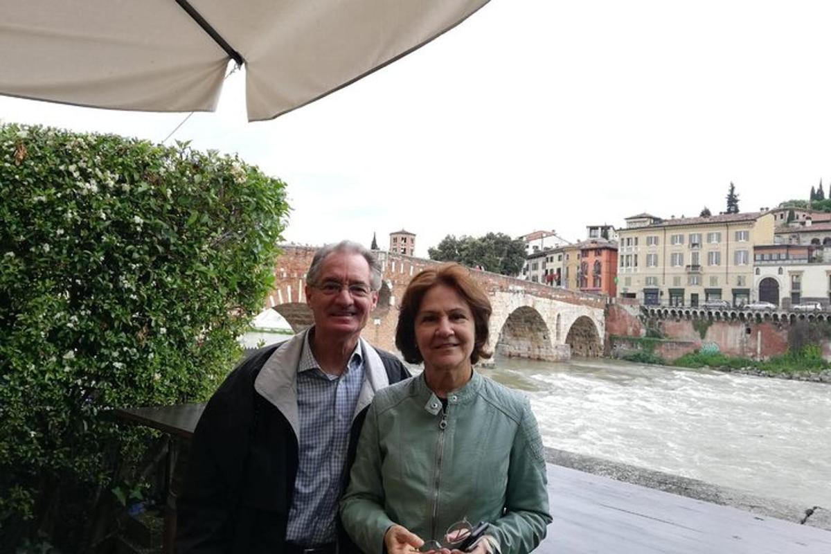 un uomo e una donna in piedi davanti a un fiume