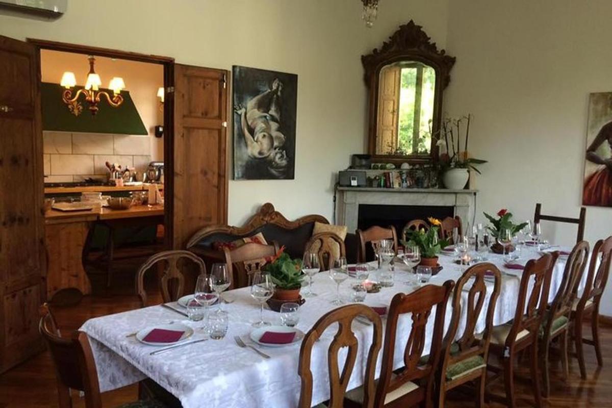 una sala da pranzo con un lungo tavolo e sedie