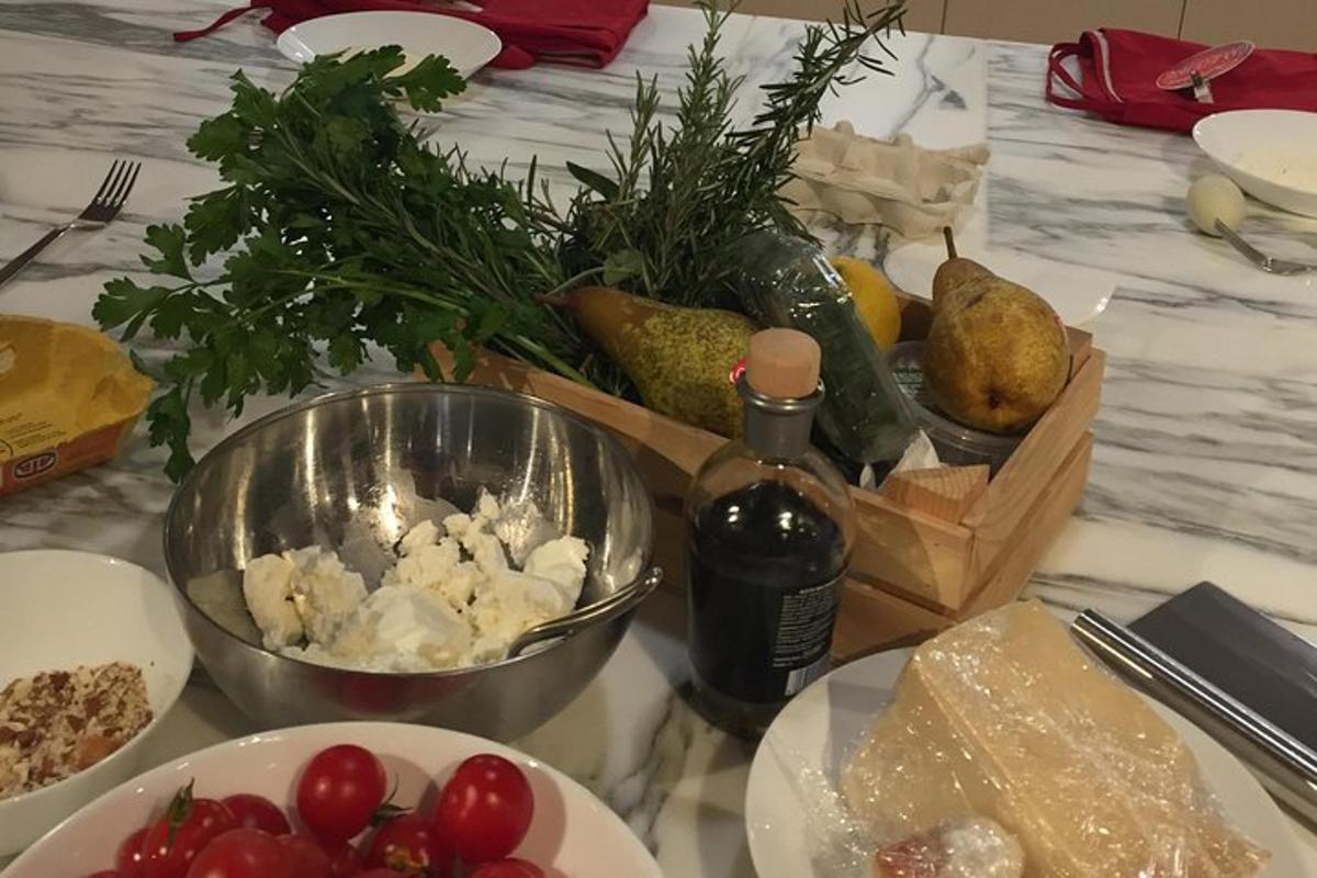 o masă cu o grămadă de mâncare și o sticlă de vin