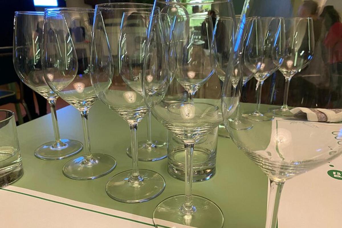 um grupo de taças de vinho sobre uma mesa
