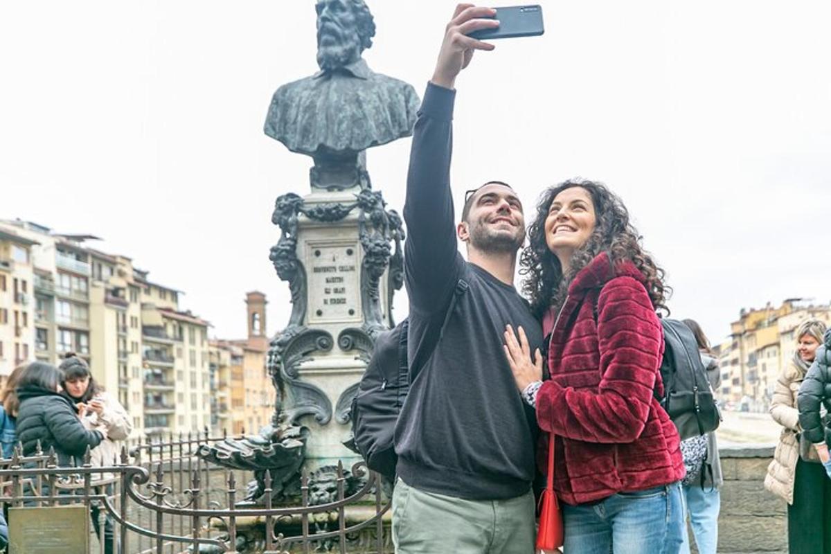 un homme et une femme prenant une photo d'une statue