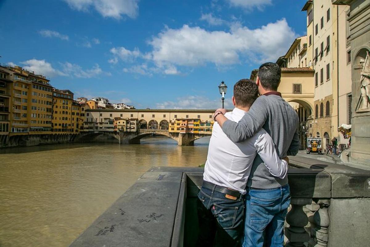 deux hommes debout sur un pont regardant une rivière