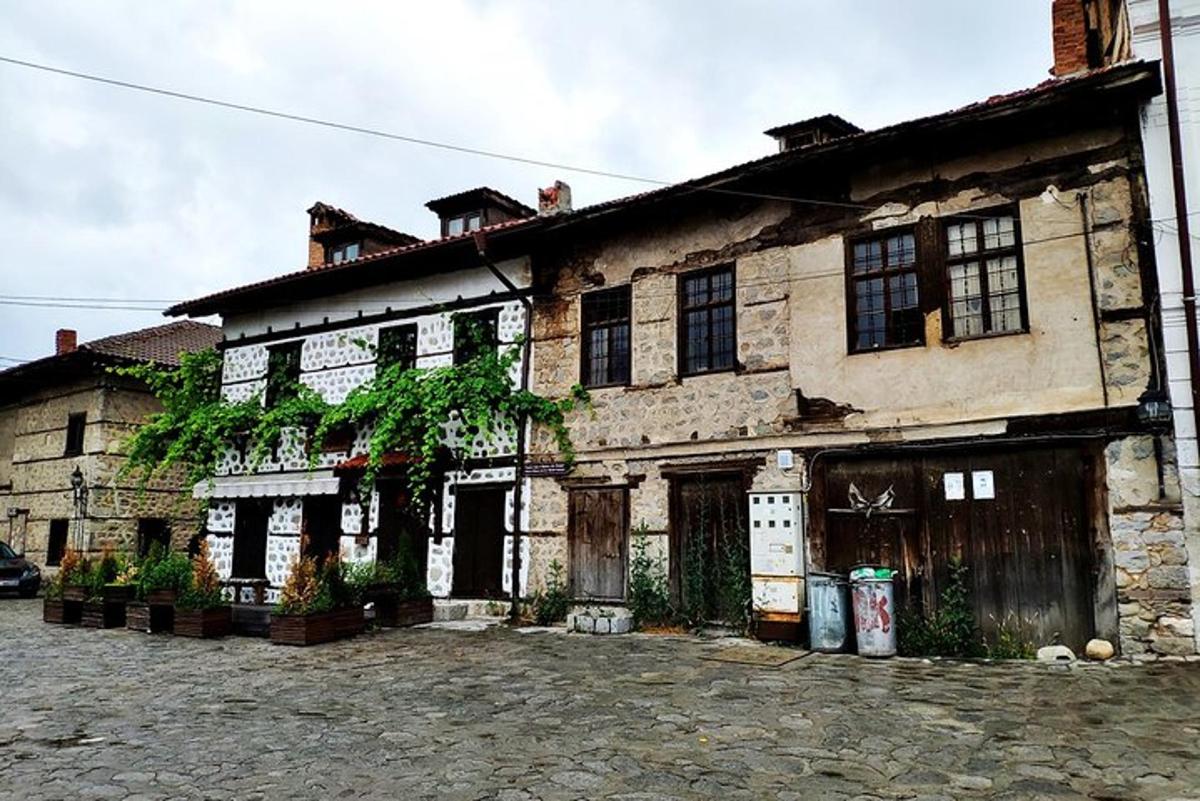 ένα παλιό πέτρινο κτίριο με