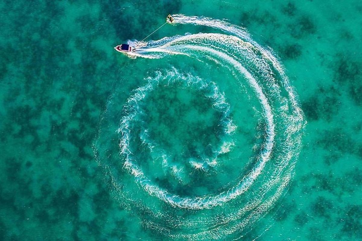 oceánská spirála s lodí ve vodě