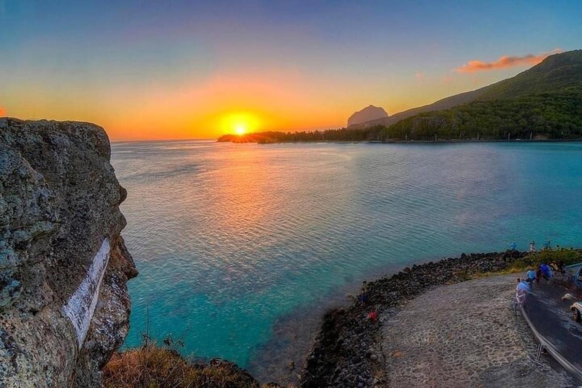 una posta de sol sobre una massa d'aigua amb la posta de sol