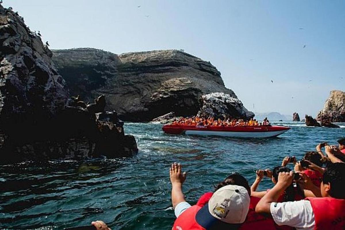 un gruppo di persone su una barca in acqua