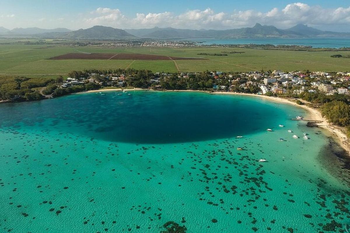 Una vista aérea de una playa con barcos en el agua.