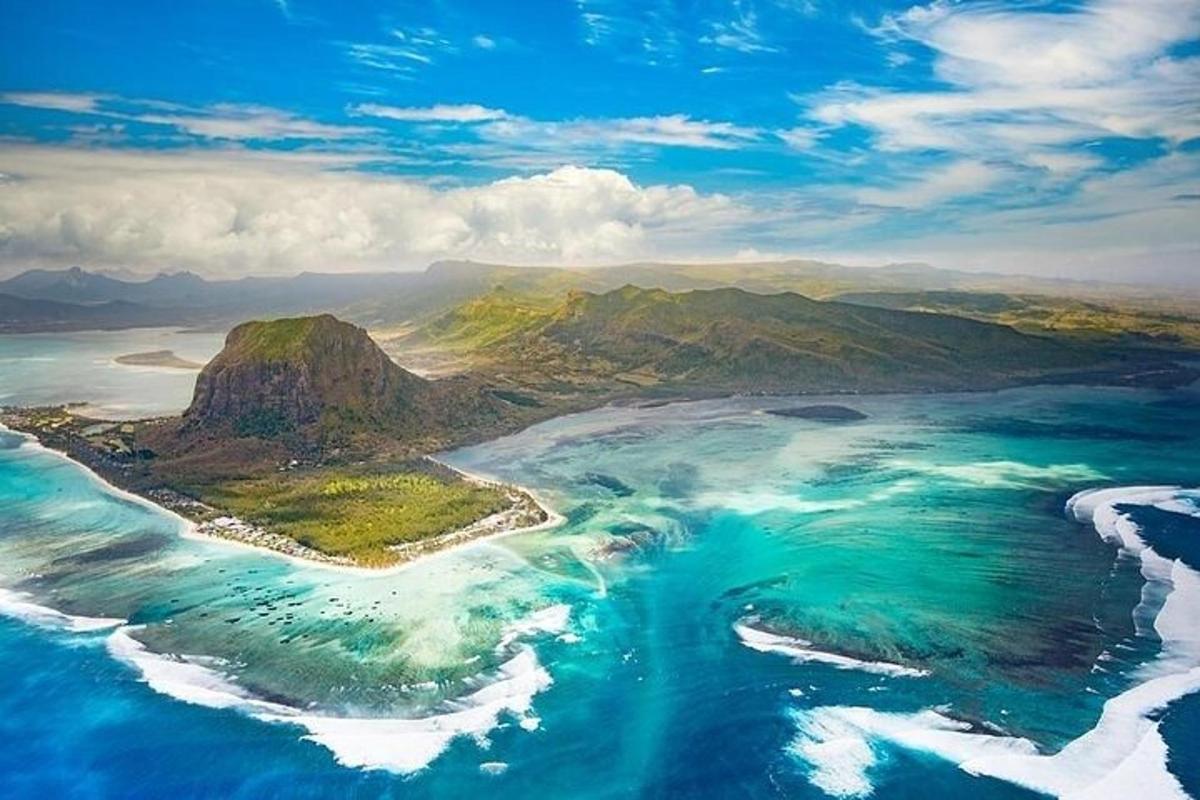vista aèria d'una illa a l'oceà