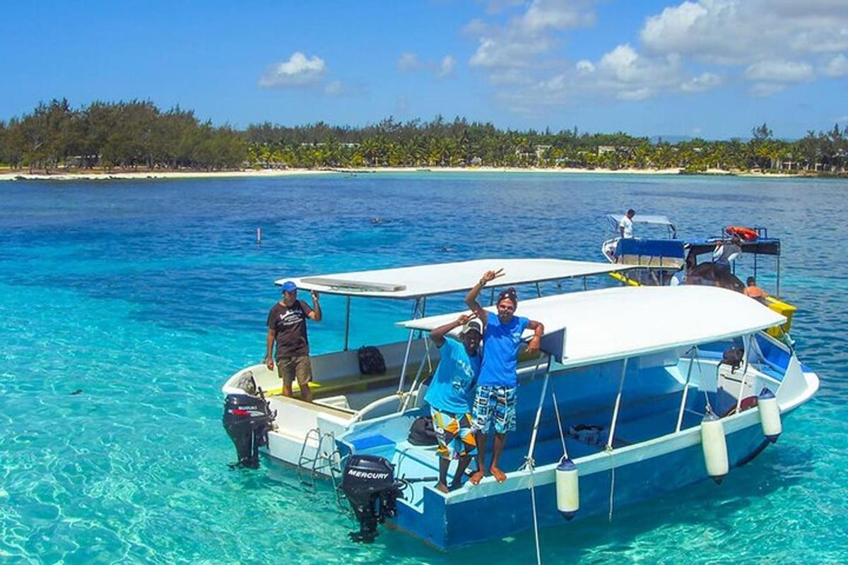 Un grupo de personas de pie en un bote en el agua.