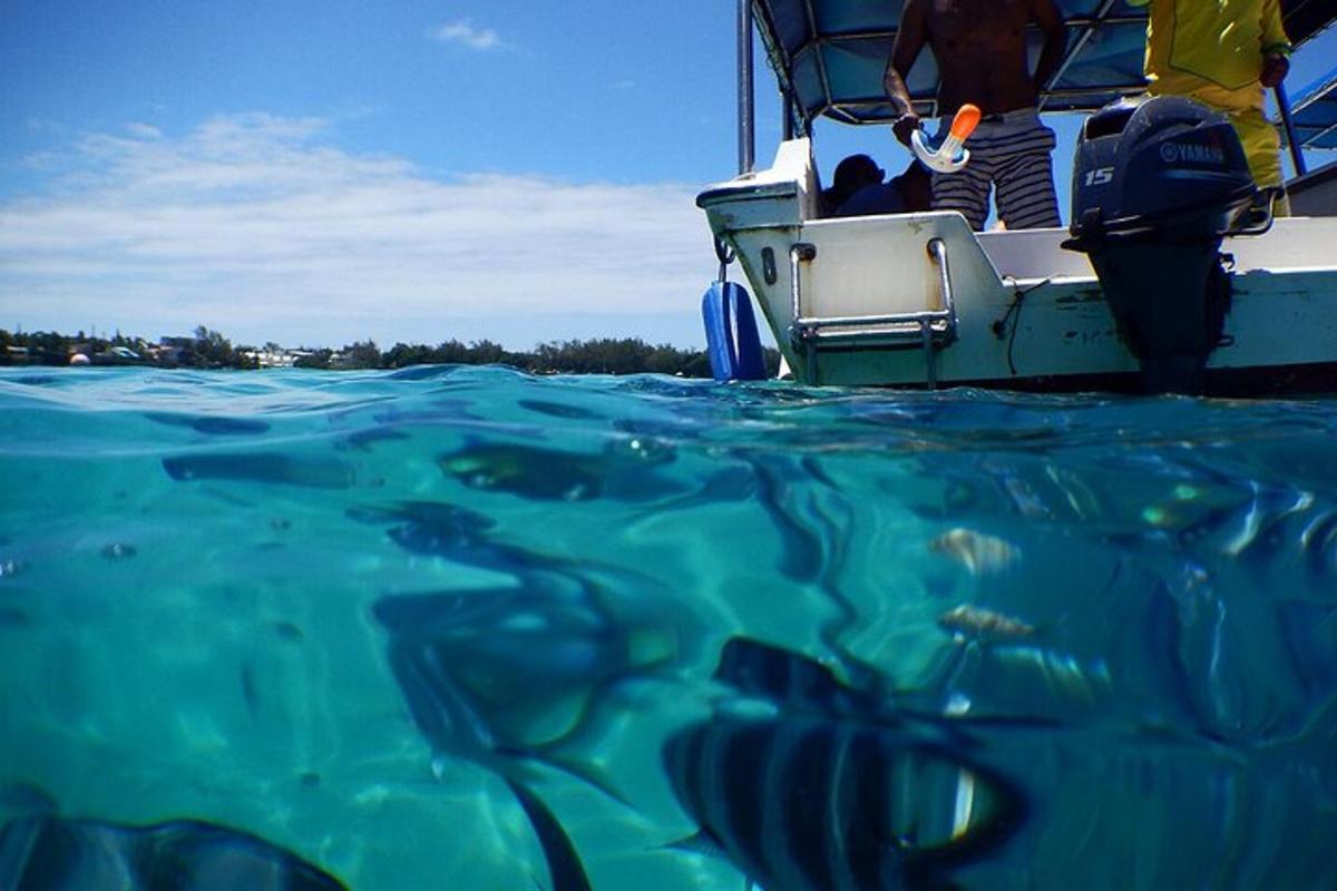 un grupo de personas en un barco en el agua
