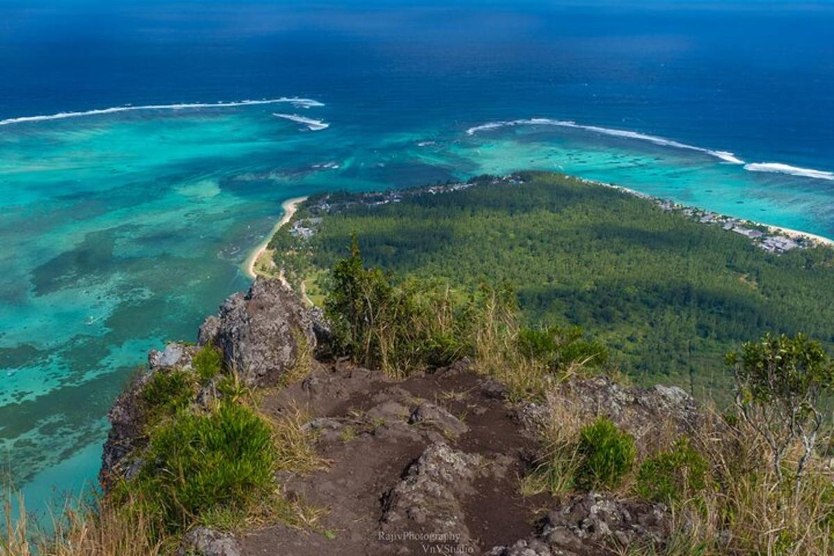 una vista aerea di un'isola nell'oceano