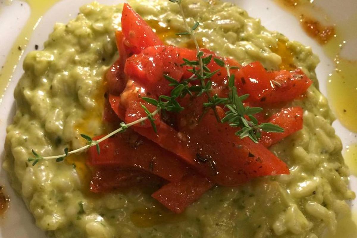 diskur með mat með tómötum og risotto