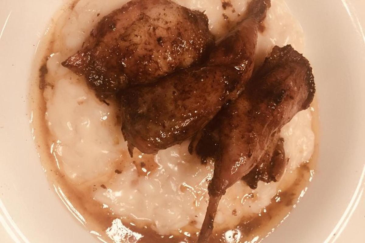 sepinggan makanan putih dengan daging dan kuah