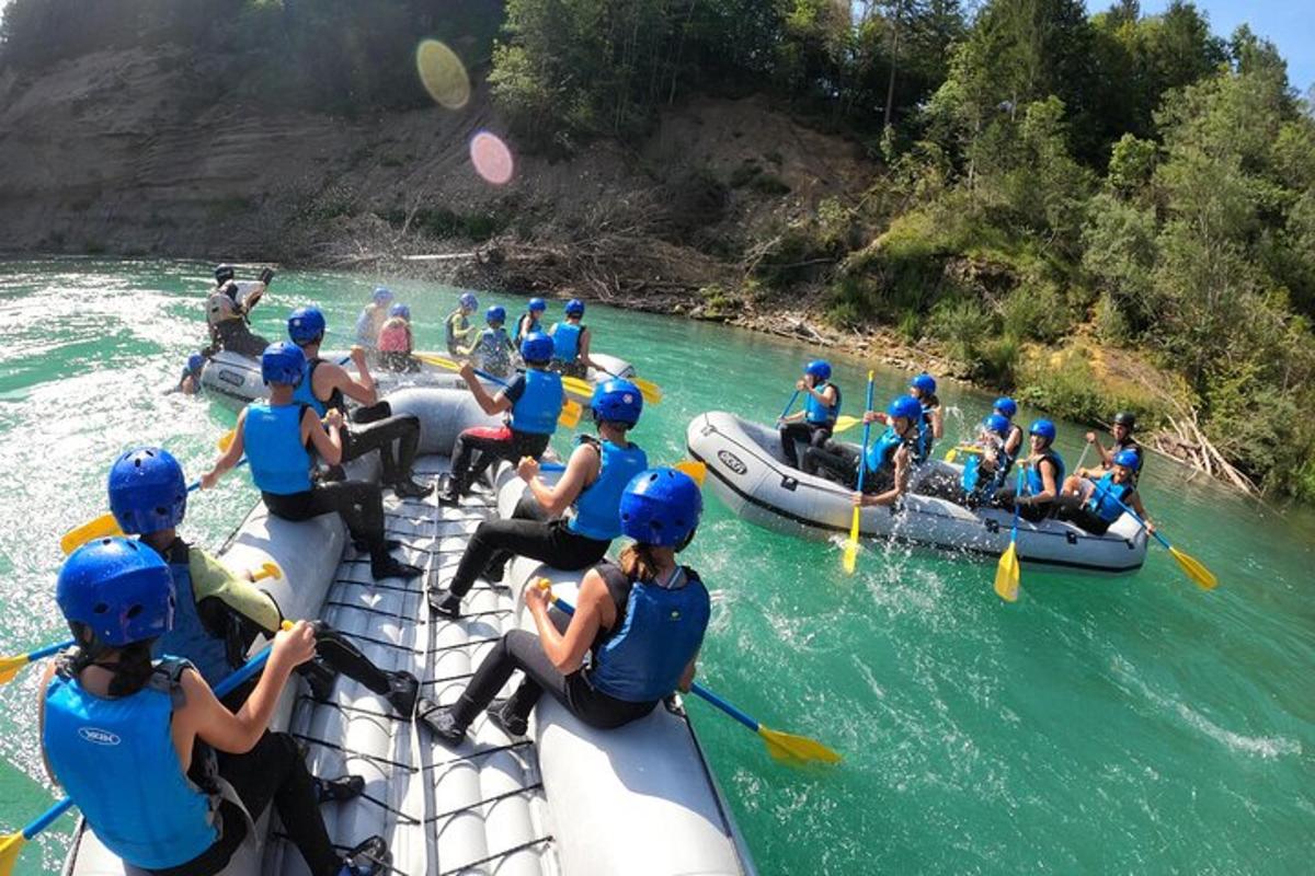 skupina ljudi na splavih na reki
