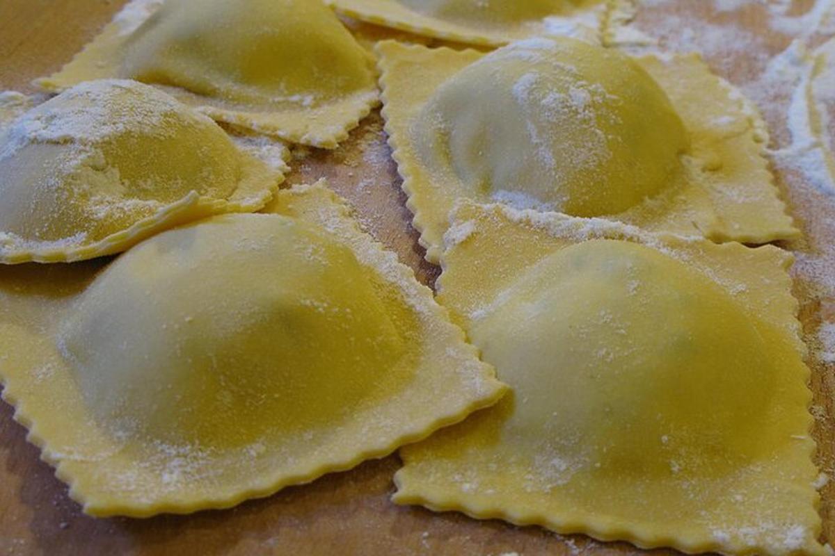 hromada wontonů s moučkovým cukrem navrchu