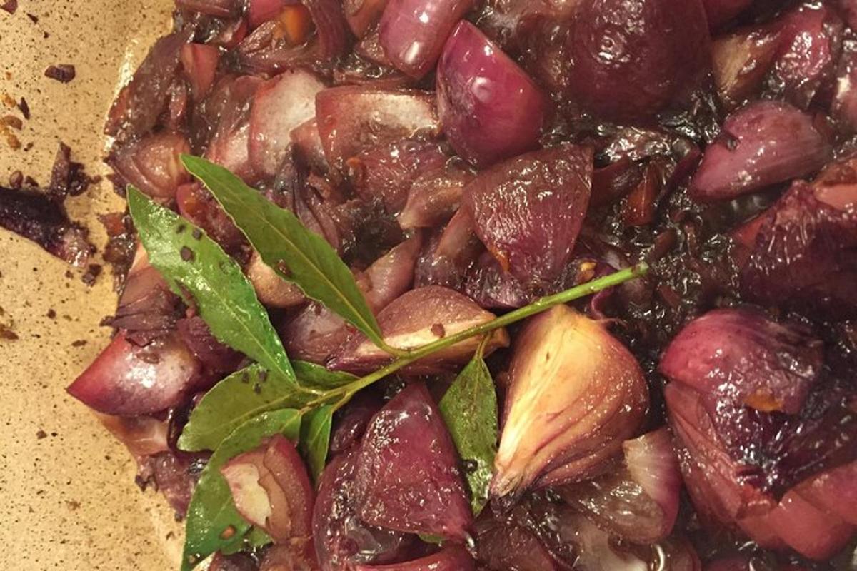 una pila de fruites i verdures amb fulles