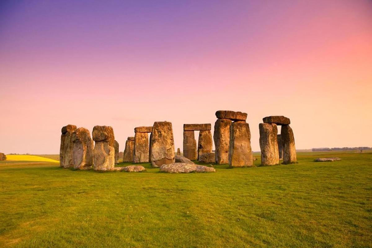 mynd af Stonehenge í graslendi