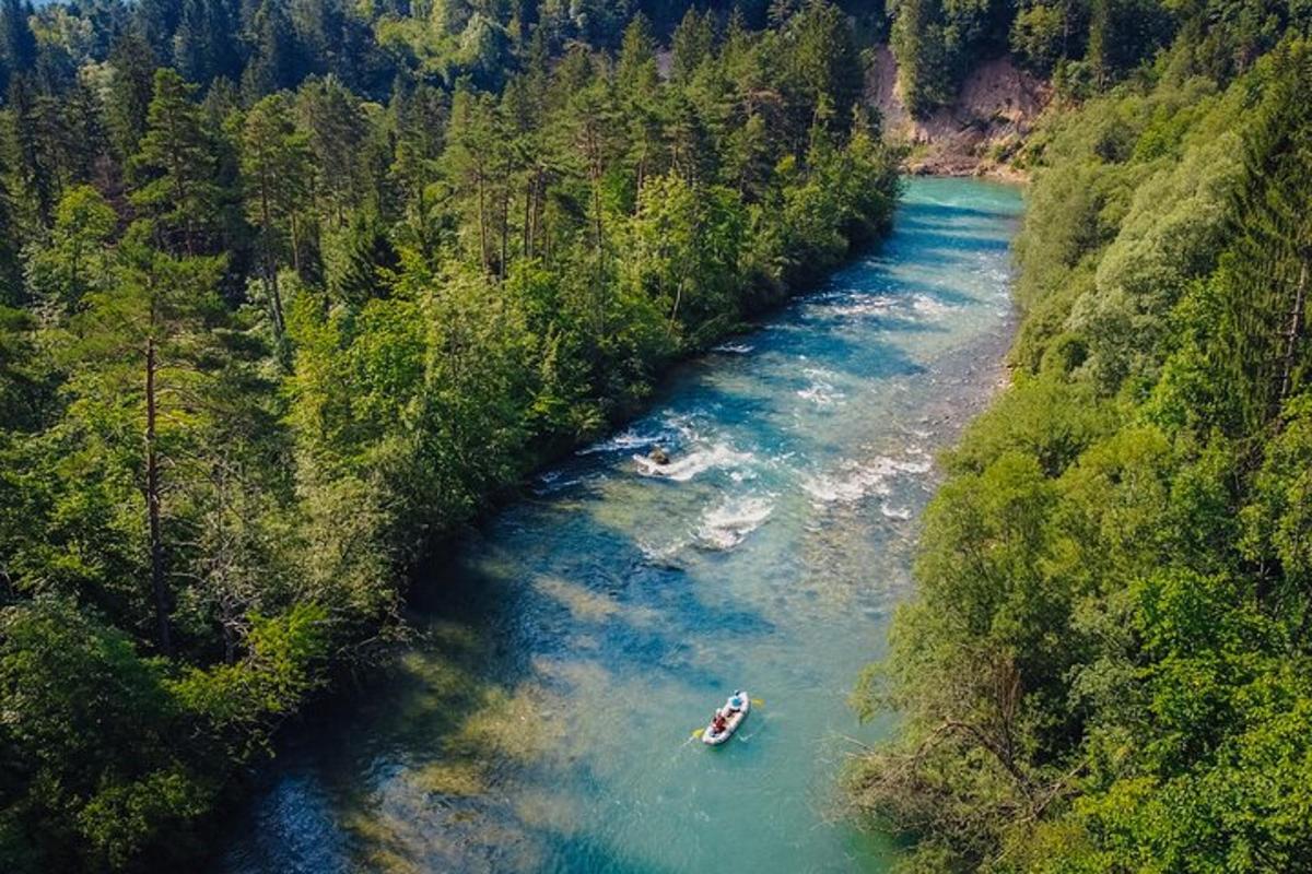 zračni pogled na reko s čolnom v njej